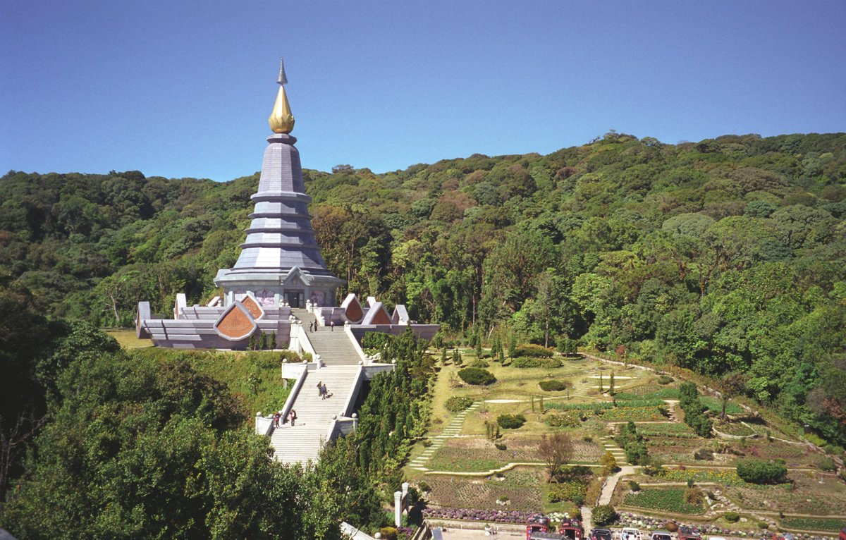 Doi Inthanon Twin Royal Pagodas and Waterfalls Tour
